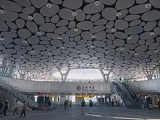 Photographie du plafond d'une halle publique.
