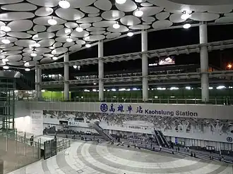 Photographie couleur d'une halle publique piétonnière de grande taille.