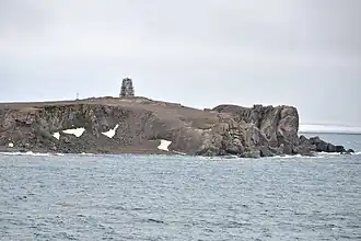 Le cap Jelania, extrême nord de l'île Severny (76°&nbsp;57′&nbsp;N, 68°&nbsp;35′&nbsp;E).