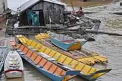Maison flottante amarrée aux quais.