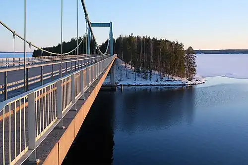 Le Karisalmen silta&nbsp;(fi) à Asikkala. C'est un pont suspendu au-dessus du lac Päijänne. Il fait 175m de long. Il est traversé par la route régionale 314 (Finlande). Mars 2022.