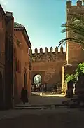 En face : muraille alaouite de la kasbah ; à droite: une tour almohade