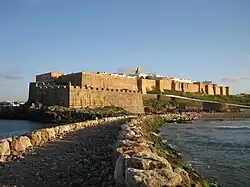 Le borj es-Sqala vu depuis la jetée de Rabat, avec en arrière-plan la kasbah des Oudayas