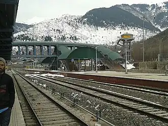 Quais de la gare de Banihal, une des deux stations situées entre le tunnel ferroviaire des Pir Panjal&nbsp;(en), désenclavant la vallée.