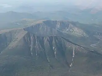 Vue aérienne du mont Katahdin depuis une altitude de 3&nbsp;000&nbsp;mètres.