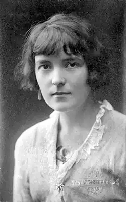 Photographie noir et blanc en portrait de Katherine Mansfield : jeune femme blanche à la coupe au carré.