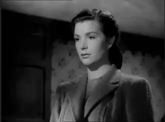 Scène du film Huit heures de sursis en intérieur où l'actrice Kathleen Ryan paraît en plan buste.