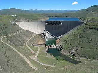 vue aérienne d'un barrage