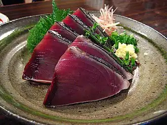 Katsuo no Tataki&nbsp;(ja) (tataki de bonite) au Japon