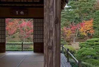 Shōkintei. Véranda en bambou et poteau rustique. Colline aux érables.