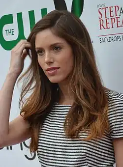 Kayla Ewell interprète Maureen Sampson.