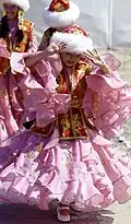 Filles kazakhes en costumes nationaux