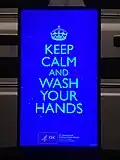 Écran publicitaire dans le Métro de Washington durant la Pandémie de Covid-19 disant "restez calme et lavez vos mains", 2020.