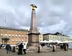 L'obélisque et étals du marché.