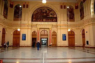 Le hall, l'accès aux quais.