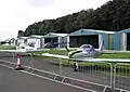 Un avion léger aux hangars de l'aéroport de Kemble (Gloucestershire), Angleterre