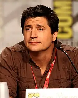 Ken Marino interprète Ron Donald.