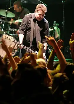 Homme cacasien sur scène avec, en premier plan, un public.