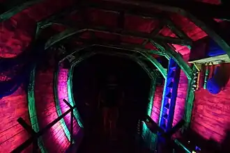 Scène où le décor tourne autour du passage