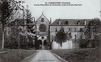 L'entrée de l'ancien monastère de Kerbénéat vers 1925 (carte postale).