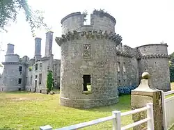 Le château de Kergournadech : vue d'ensemble.