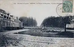 Le château de Kerguéhennec au début du XXe&nbsp;siècle : la cour d'honneur (carte postale).