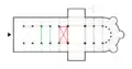 Plan au sol d'une église illustrant les emplacements d'une travée (rouge) et des arcs-doubleaux (vert).