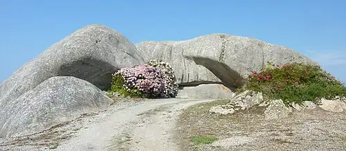 Kerlouan : rochers près de Kerzenval.