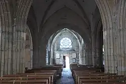 À droite et à gauche, on voit les quatre piles de la croisée. Entre celles de gauche, l'amorce d'un arc. Idem à droite. Entre les deux piles les plus éloignées, un grand arc. Au-delà de cet arc, toute la nef, jusqu'à la rose ouest.