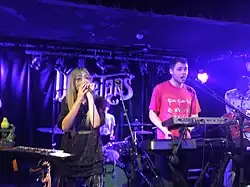 Les membres Kero Kero Bonito sur scène