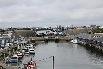 Les deux Dom-Bunker de chaque côté de la cale du port de pêche de Keroman.