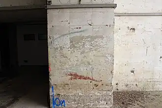 Traces laissées sur le béton par des coffrages en aciers.