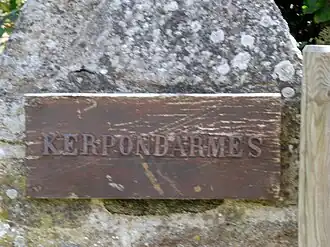 Plaque à l'entrée de la propriété.