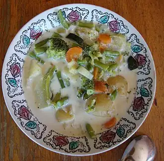 Kesäkeitto, une soupe de légumes finlandaise avec des pommes de terre bouillies et des légumes dans une petite quantité d'eau, de lait et de beurre