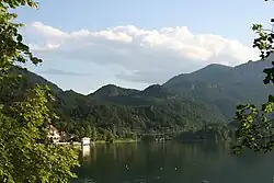 Photo de paysage, le relief est boisé et à proximité d'un plan d'eau.