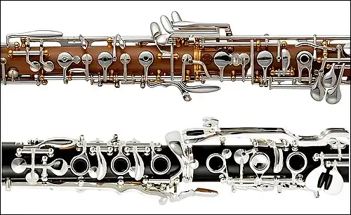 En haut : les plateaux de certaines clefs du hautbois sont percées ;En bas : clés en anneau sur une clarinette (système allemand).