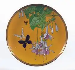 Plat, cuivre doré, émail cloisonné opaque (vers 1895), Khalili Collections&nbsp;(en).