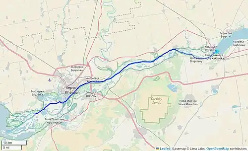 Carte de l'écoulement du fleuve Dnipro en aval du barrage (sur un fond de carte OpenStreetMap). Le fleuve s'écoule sur environ 75 kilomètres en direction de l'est-sud-est jusqu'à son embouchure dans la mer Noire, en traversant notamment la ville de Kherson.