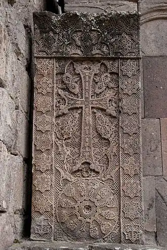 Khatchkar devant Sourp Grigor Lousavorich, monastère de Gochavank, sculpté en 1291 par Poghos,.
