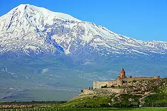 Vue du monastère sur fond d'Ararat