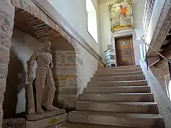 Hôtel de ville (1774), entrée des bureaux, statue de Lazare de Schwendi.