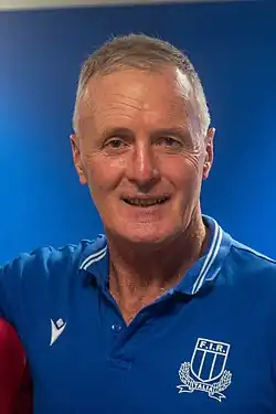 Photo en buste de Kieran Crowley portant un polo bleu