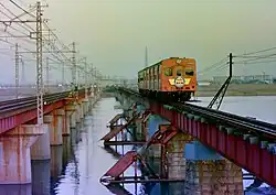 Rame de la ligne Takasago au dessus de la rivière Kakogawa en 1984