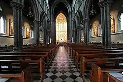 La nef vers le chœur.