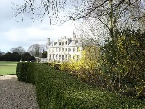 La maison vue des jardins.