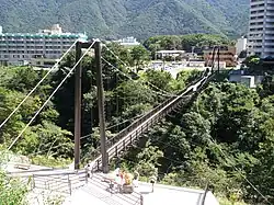 Photo couleur d'un pont suspendu.