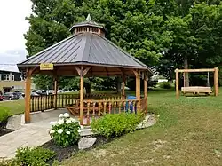 Kiosque aménagé devant le presbytère, près de l'hôtel de ville.