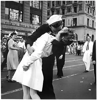 Kissing the War Goodbye de Victor Jorgensen, photographie proche de celle d'Eisenstaedt.