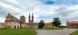 Vue de l'abbatiale et des bâtiments conventuels de l'abbaye située à Teplá, en Tchéquie.