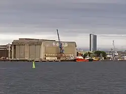 Le chantier naval dans le port.